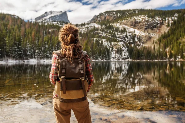 Hiker in Rocky mountains National park in USA — Stock Photo, Image