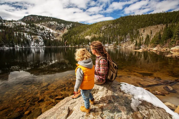 Keluarga di Rocky Mountain National Park di Amerika Serikat — Stok Foto