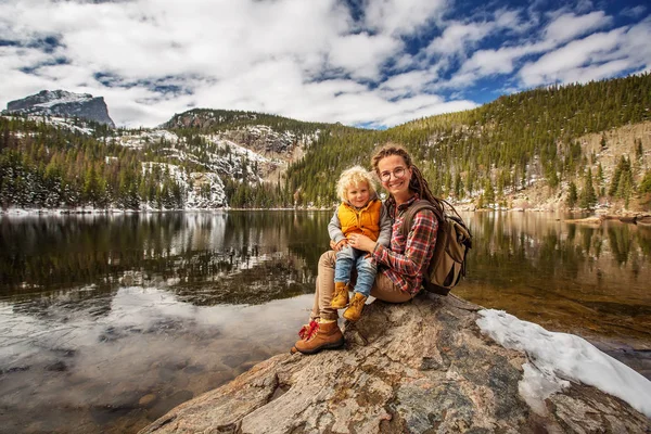 Familia en Montañas Rocosas Parque Nacional en Estados Unidos — Foto de Stock