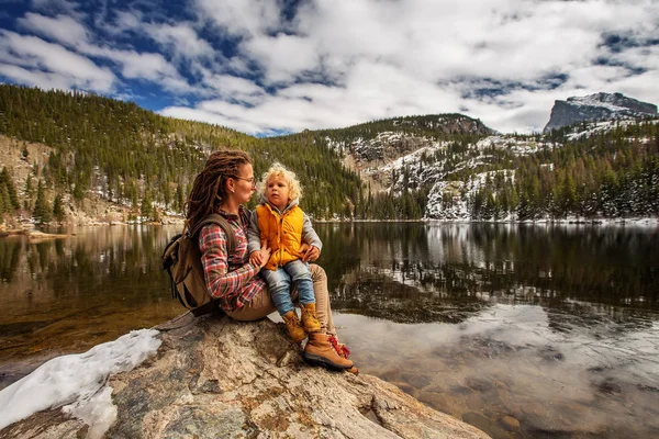 Familia en Montañas Rocosas Parque Nacional en Estados Unidos — Foto de Stock