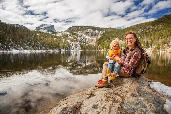 Familia en Montañas Rocosas Parque Nacional en Estados Unidos — Foto de Stock