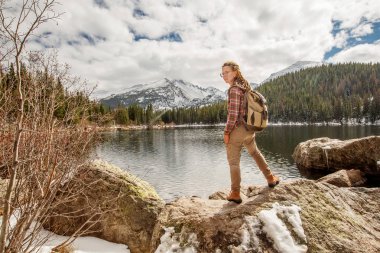 Uzun yürüyüşe çıkan kimse ABD Rocky Dağları Milli Parkı içinde