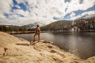 Uzun yürüyüşe çıkan kimse ABD Rocky Dağları Milli Parkı içinde