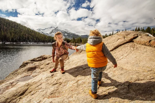 Family in Rocky mountains National park in USA — Stock Photo, Image