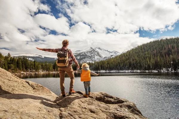 Rodina v Rocky mountains národním parku v Usa — Stock fotografie