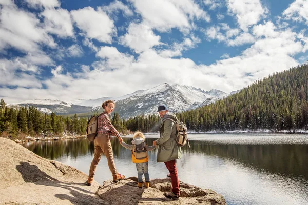 Familia en Montañas Rocosas Parque Nacional en Estados Unidos —  Fotos de Stock