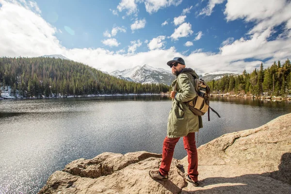 Hiker di Rocky pegunungan Taman Nasional di Amerika Serikat — Stok Foto