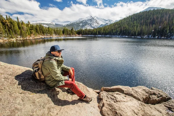 Turista v Rocky mountains národním parku v Usa — Stock fotografie