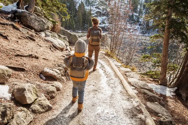 Keluarga di Rocky Mountain National Park di Amerika Serikat — Stok Foto