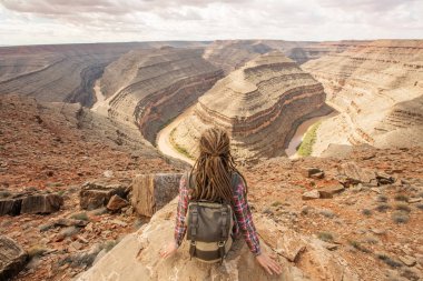 Kadın sakin ol Goosenecks state Park, ABD