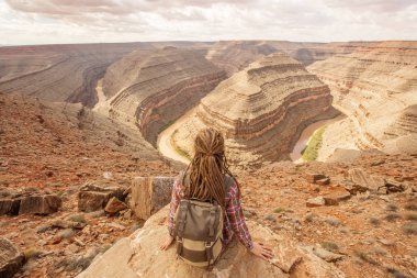 Kadın sakin ol Goosenecks state Park, ABD