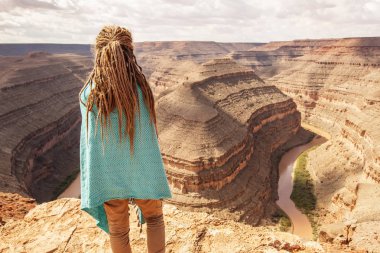 Kadın sakin ol Goosenecks state Park, ABD