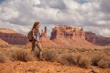 Uzun yürüyüşe çıkan kimse Valley of Gods, ABD