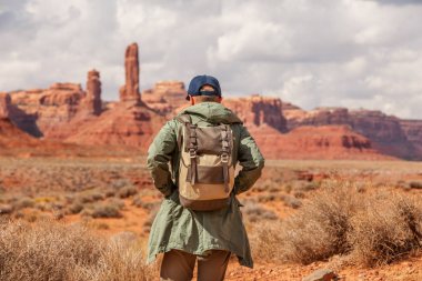 Uzun yürüyüşe çıkan kimse Valley of Gods, ABD
