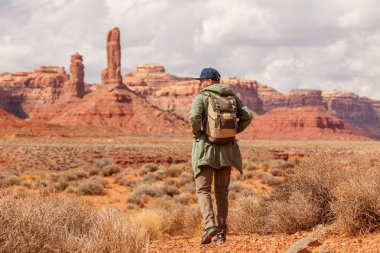 Uzun yürüyüşe çıkan kimse Valley of Gods, ABD