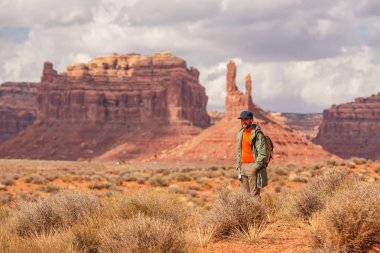 Uzun yürüyüşe çıkan kimse Valley of Gods, ABD