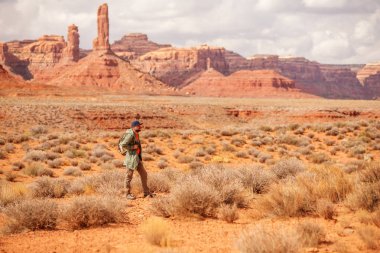 Uzun yürüyüşe çıkan kimse Valley of Gods, ABD