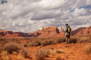 Uzun yürüyüşe çıkan kimse Valley of Gods, ABD
