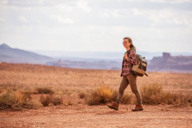 Uzun yürüyüşe çıkan kimse Valley of Gods, ABD