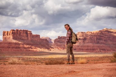 Uzun yürüyüşe çıkan kimse Valley of Gods, ABD