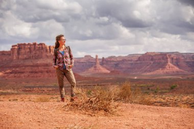 Uzun yürüyüşe çıkan kimse Valley of Gods, ABD
