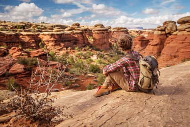 Uzun yürüyüşe çıkan kimse Canyonlands Milli Parkı'nda, Utah gökyüzünde iğneler,