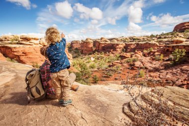 Uzun yürüyüşe çıkan kimse çocuk Canyonlands Milli Parkı'nda, gökyüzünde iğneler ile,