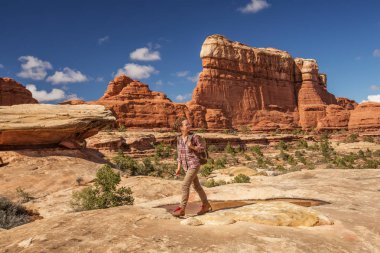 Uzun yürüyüşe çıkan kimse Canyonlands Milli Parkı'nda, Utah gökyüzünde iğneler,