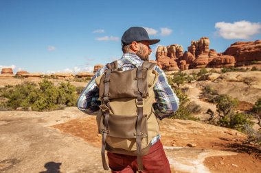 Uzun yürüyüşe çıkan kimse Canyonlands Milli Parkı'nda, Utah gökyüzünde iğneler,