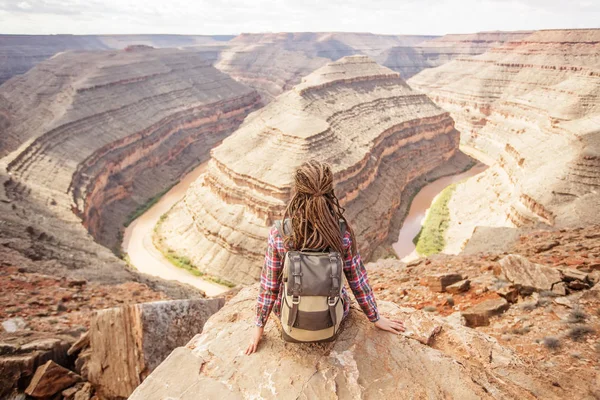 Kadın sakin ol Goosenecks state Park, ABD