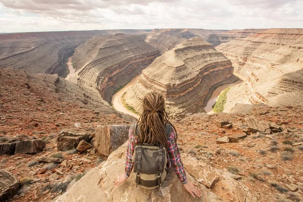 Kadın sakin ol Goosenecks state Park, ABD — Stok fotoğraf