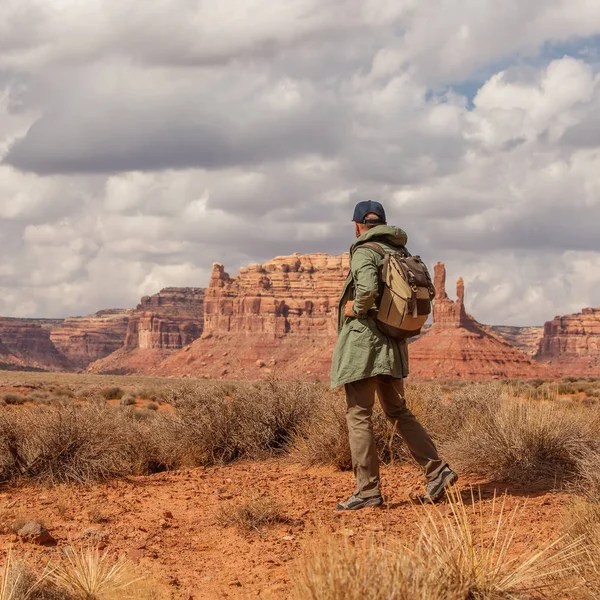 Vandrare i Valley of Gods, Usa — Stockfoto