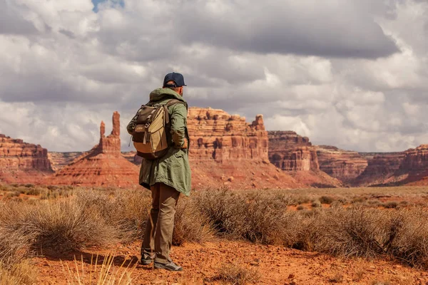 Uzun yürüyüşe çıkan kimse Valley of Gods, ABD