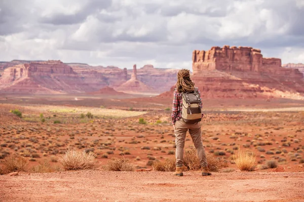 Uzun yürüyüşe çıkan kimse Valley of Gods, ABD — Stok fotoğraf