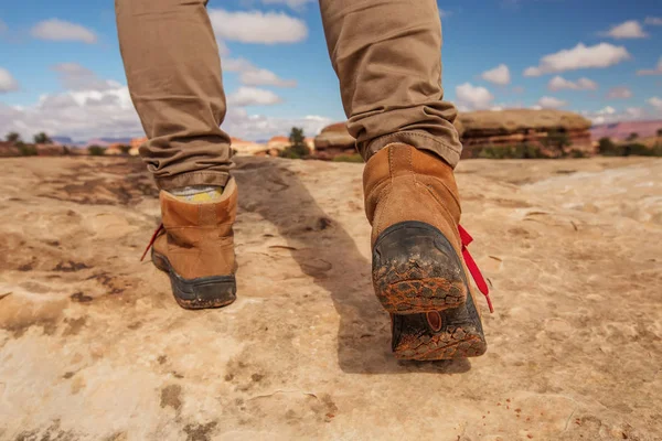 Wanita trekking sepatu sementara hiking di pegunungan — Stok Foto