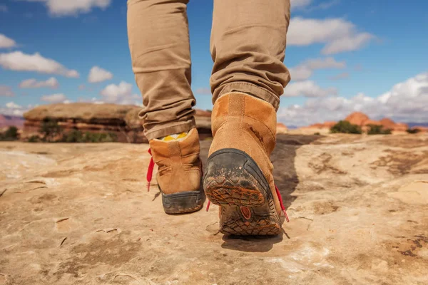 Wanita trekking sepatu sementara hiking di pegunungan — Stok Foto