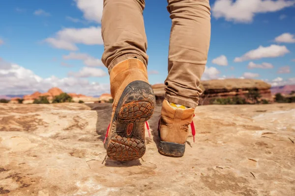 Wanita trekking sepatu sementara hiking di pegunungan — Stok Foto