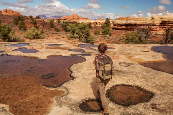 Randonneur dans le parc national des Canyonlands, aiguilles dans le ciel, dans l'Utah , — Photo