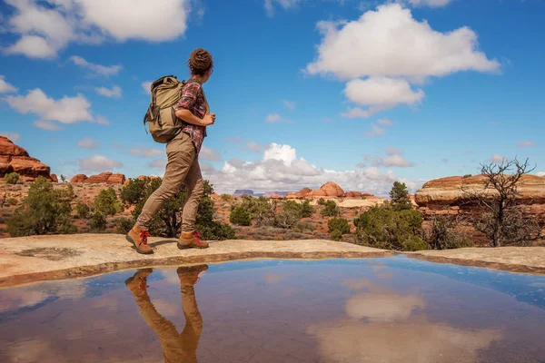 Vandrare i Canyonlands nationalpark, nålar i himlen, i Utah, — Stockfoto