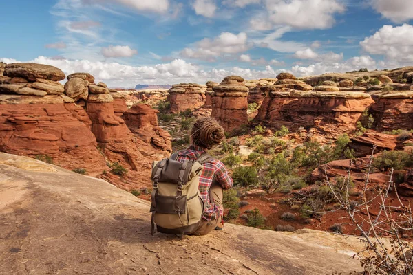 Caminhante no Parque Nacional Canyonlands, agulhas no céu, em Utah , — Fotografia de Stock