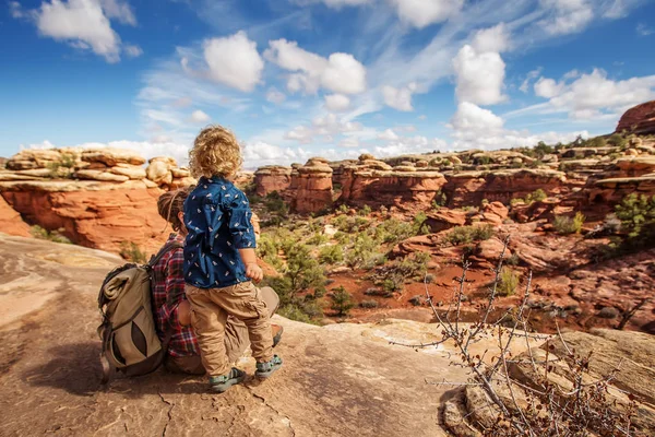 Caminhante com menino no Parque Nacional Canyonlands, agulhas no céu , — Fotografia de Stock