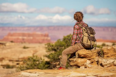 Uzun yürüyüşe çıkan kimse Canyonlands Milli Parkı'nda, Utah gökyüzünde iğneler,
