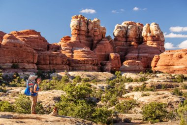 Uzun yürüyüşe çıkan kimse Canyonlands Milli Parkı'nda, Utah gökyüzünde iğneler,