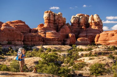 Uzun yürüyüşe çıkan kimse Canyonlands Milli Parkı'nda, Utah gökyüzünde iğneler,