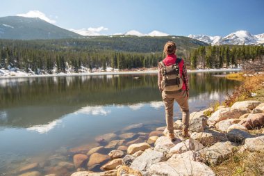 Uzun yürüyüşe çıkan kimse ABD Rocky Dağları Milli Parkı içinde