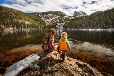 Aile ABD Rocky Dağları Milli Parkı içinde