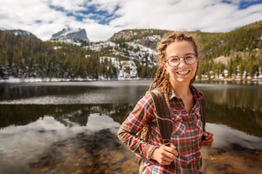 Uzun yürüyüşe çıkan kimse ABD Rocky Dağları Milli Parkı içinde