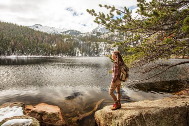 Uzun yürüyüşe çıkan kimse ABD Rocky Dağları Milli Parkı içinde