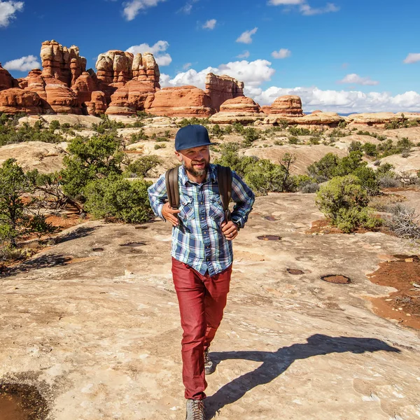 Caminhante no Parque Nacional Canyonlands, agulhas no céu, em Utah , — Fotografia de Stock