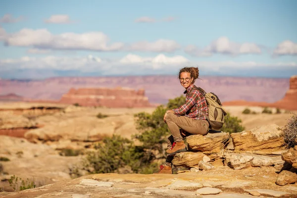 Uzun yürüyüşe çıkan kimse Canyonlands Milli Parkı'nda, Utah gökyüzünde iğneler, — Stok fotoğraf